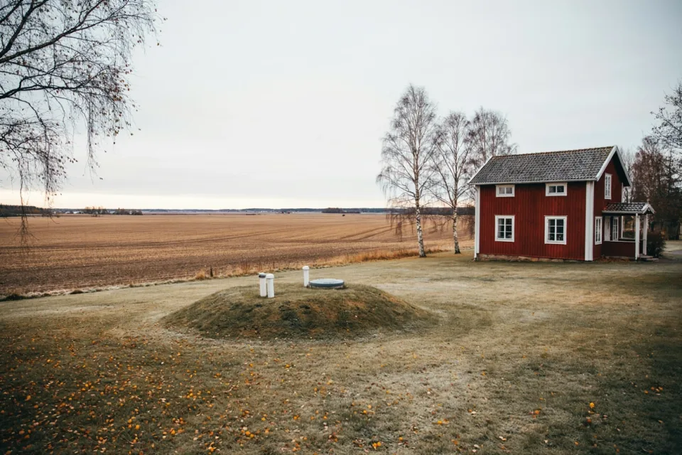 Enskilt avlopp med markbädd vid ett hus på Upplandsslätten utanför Uppsala